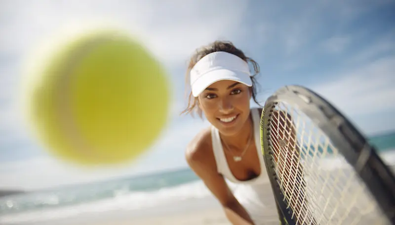 Adolescente jugadora de tenis. Ortodoncia y deportes
